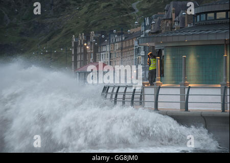 Aberystwyth, Ceredigion, West Wales, UK. 3. August 2016. UK Wetter: Starker Wind Böen bis 41 Knoten schlagen die Westküste von Wales und Aberystwyth in Kombination mit einem höher als normale Flut Wellen an der Küste bringt. Bildnachweis: Veteran Fotografie/Alamy Live-Nachrichten Stockfoto