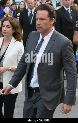 Leicester Square, London, 3. August 2016. Hunderte von Fans begrüßen die Stars der Suicide Squad an Europa-Premiere des Films am Londoner Leicester Square. Teilnahme an Sternen gehören: Jared Leto, Joel Kinnaman, Jai Courtney, Jay Hernandez, Adewale Akinnuoye-Agbaje, Cara Delevingne, Karen Fukuhara David Ayer (Director) Richard Suckle und Charles Roven (Produzenten). Im Bild: Ben Affleck Stockfoto