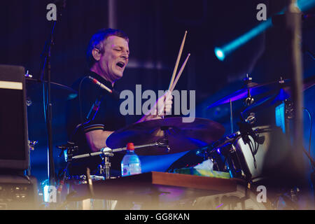 Scarborough, Vereinigtes Königreich. 3. August 2016. Chris Sharrock Trommeln mit Noel Gallagher High Flying Birds in Scarborough Freilichtbühne. Bildnachweis: Daniel Easton/Alamy Live-Nachrichten Stockfoto