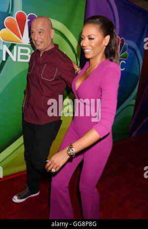 Beverly Hills, Kalifornien. 2. August 2016. BEVERLY HILLS, CA - AUGUST 02: TV-Persönlichkeiten Howie Mandel (L) und Mel B besuchen die Sommertour TCA 2016 - NBCUniversal Pressetour im Beverly Hilton Hotel am 2. August 2016 in Beverly Hills, Kalifornien. | Verwendung Weltweit © Dpa/Alamy Live-Nachrichten Stockfoto