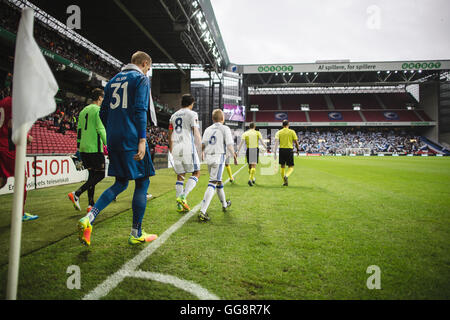 Kopenhagen, Dänemark. 3. August 2016. Die Spieler geben Sie Telia Parken während der UEFA-Champions-League-Qualifikationsspiel zwischen FC Kopenhagen und FC Astra Giurgiu. FC Kopenhagen gewann das Spiel 3: 0 und ein durch für die Play-off Runde. Bildnachweis: Samy Khabthani/Alamy Live-Nachrichten Stockfoto