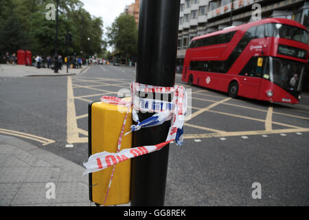 London, UK. 4. August 2016. Polizei Absperren der Szene von einer Messerattacke in Russell Square. Sechs Menschen wurden durch ein 19 Jahre alter Mann mit einem Messer um 22:30 am Russell Square in London letzte Nacht angegriffen. Eine Frau starb an ihren Verletzungen. Bildnachweis: Thabo Jaiyesimi/Alamy Live-Nachrichten Stockfoto