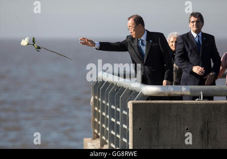 Buenos Aires, Argentinien. 9. August 2016. Generalsekretär der Vereinten Nationen Ban Ki-Moon (L) wirft eine Blume zu La Plata-Fluss im Park des Speichers in Buenos Aires, Argentinien am 9. August 2016. Die Opfer der argentinischen Militärdiktatur (1976-1983) werden von der Nation im Park erinnert. Bildnachweis: Martin Zabala/Xinhua/Alamy Live-Nachrichten Stockfoto