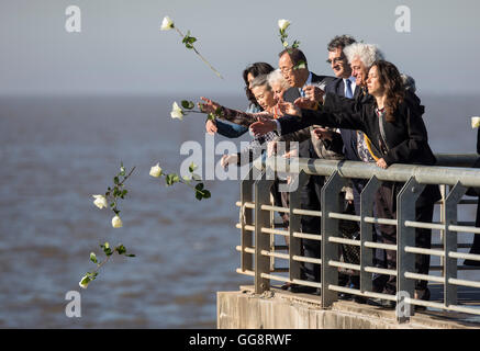 Buenos Aires, Argentinien. 9. August 2016. UNO-Generalsekretär Ban Ki-Moon (C) wirft eine Blume zu La Plata-Fluss im Park des Speichers in Buenos Aires, Argentinien am 9. August 2016. Die Opfer der argentinischen Militärdiktatur (1976-1983) werden von der Nation im Park erinnert. Bildnachweis: Martin Zabala/Xinhua/Alamy Live-Nachrichten Stockfoto