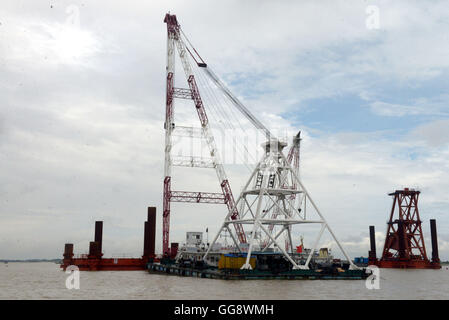 Dhaka. 9. August 2016. Foto aufgenommen am 9. August 2016 zeigt die Baustelle der Padma-Brücke am Rande der Hauptstadt Dhaka. Im Juni 2014 den Zuschlag der Regierung von Bangladesh China große Brücke Engineering Company Limited 1,55 Milliarden US Dollar Kernstruktur des Projekts Padma Brücke zu bauen, die in vier Jahren abgeschlossen sein soll. Bildnachweis: Shariful Islam/Xinhua/Alamy Live-Nachrichten Stockfoto