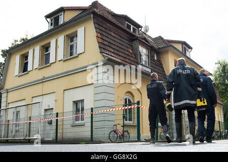 Witzenhausen, Deutschland. 10. August 2016. Ermittler aus Staat Verbrecher Office (LKA) geben Sie ein Haus, das Flüchtlinge in Witzenhausen, Deutschland, 10. August 2016 Gehäuse war. Ein Feuer im Keller der Flüchtling letzte Nacht links 22 Bewohner waren leicht. Foto: SWEN PFOERTNER/Dpa/Alamy Live News Stockfoto