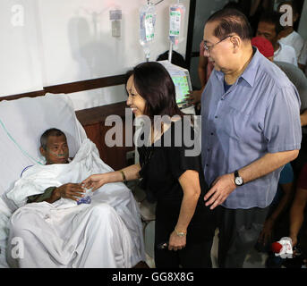 Quezon City, Philippinen. 10. August 2016. Former Philippine President Gloria Macapagal-Arroyo (C) und ihr Mann Jose Miguel Arroyo (R) Grüße pensionierte Technical Sergeant Cesar Marayag (L) in der Niere Behandlung bei Veterans Memorial Medical Center (VMMC) in Quezon City, Philippinen, 10. August 2016. Gloria Macapagal-Arroyo gespendet Dialysemaschinen auf ihrer Rückkehr nach VMMC, wo sie früher nur drei Wochen inhaftiert war, nachdem sie durch die Entlassung ihres Falles Plünderung freigegeben wurde. © Rouelle Umali/Xinhua/Alamy Live-Nachrichten Stockfoto