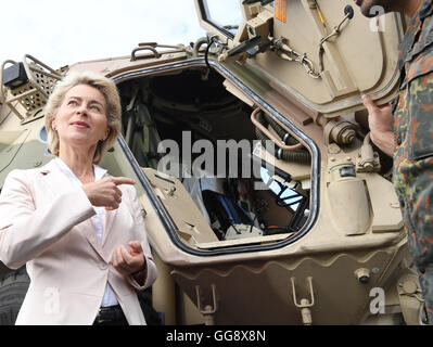 Bruchsal, Deutschland. 10. August 2016. Federal Verteidigungsministerin Ursula von der Leyen (CDU) steht in General-Dr. Speidel-Kaserne in Bruchsal, Deutschland, 10. August 2016. Sie macht einen Besuch des NBC Verteidigung Bataillons 750 und "Fuchs" gepanzertes Aufklärungsfahrzeug. Foto: ULI DECK/Dpa/Alamy Live-Nachrichten Stockfoto