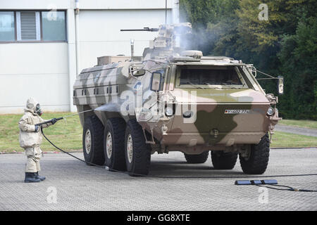 Bruchsal, Deutschland. 10. August 2016. TPz Fuchs gepanzerte Mannschaftswagen ist während einer Präsentation in General-Dr.Speidel-Kaserne in Bruchsal, Deutschland, 10. August 2016 dekontaminiert werden. Foto: Uli Deck/Dpa/Alamy Live News Stockfoto