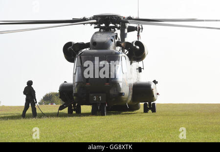 Bruchsal, Deutschland. 10. August 2016. Ein CH-53 Transporthubschrauber der Bundeswehr gesehen bei der General-Dr.Speidel-Kaserne in Bruchsal, Deutschland, 10. August 2016. Foto: Uli Deck/Dpa/Alamy Live News Stockfoto