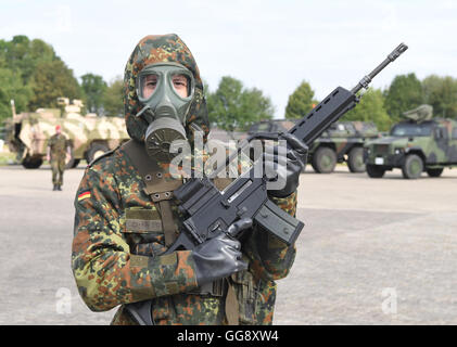 Bruchsal, Deutschland. 10. August 2016. Ein Soldat der Bundeswehr die ABC Verteidigung Bataillon 750 tragen spezielle schützende Kleidung und halten einen Heckler und Koch G36 Angriff Gewehr in General-Dr.Speidel-Kaserne in Bruchsal, Deutschland, 10. August 2016. Foto: Uli Deck/Dpa/Alamy Live News Stockfoto