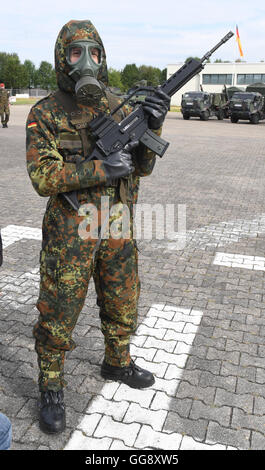 Bruchsal, Deutschland. 10. August 2016. Ein Soldat der Bundeswehr die ABC Verteidigung Bataillon 750 tragen spezielle schützende Kleidung und halten einen Heckler und Koch G36 Angriff Gewehr in General-Dr.Speidel-Kaserne in Bruchsal, Deutschland, 10. August 2016. Foto: Uli Deck/Dpa/Alamy Live News Stockfoto