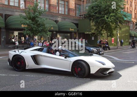 London, UK. 10. August 2016. Ein Lamborghini Aventador mit Katar Lizenz Platten fahren geparkten vor Kaufhaus Harrods in Knightsbridge London Credit: Amer Ghazzal/Alamy Live-Nachrichten Stockfoto