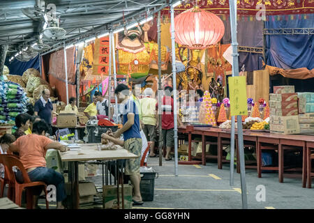Kuala Lumpur, Malaysia. 10. August 2016.  Großen Räucherstäbchen sind vorbereitet und eingerichtet für Hungry Ghost Festival in Kuala Lumpur, Malaysia. Bildnachweis: Danny Chan/Alamy Live-Nachrichten. Stockfoto
