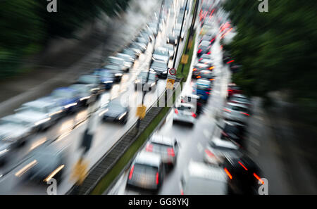 München, Deutschland. 10. August 2016. Stau am mittleren Ring B2R (Ringmitte) in München, Deutschland, 10. August 2016. Der Ringmitte werden seit einigen Monaten aufgrund einer Baustelle auf einem Fahrstreifen beschränkt. Foto: MATTHIAS BALK/Dpa/Alamy Live-Nachrichten Stockfoto