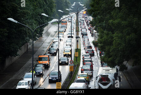 München, Deutschland. 10. August 2016. Stau am mittleren Ring B2R (Ringmitte) in München, Deutschland, 10. August 2016. Der Ringmitte werden seit einigen Monaten aufgrund einer Baustelle auf einem Fahrstreifen beschränkt. Foto: MATTHIAS BALK/Dpa/Alamy Live-Nachrichten Stockfoto