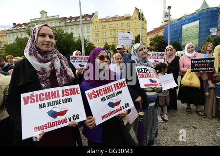 Demo-Muslime gegen den Terrorismus. Muslime besuchen Messe in der Kirche die meisten Heiligen Herzen unseres Herrn in Jiriho Z Podebrad Square, Prag, Tschechische Republik, zu Solidarität mit den Christen und würdigen vor kurzem ermordeten Priester Jacques Hamel in Frankreich, 10. August 2016.  (CTK Foto/römische Vondrous) Stockfoto