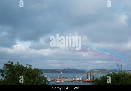 Falmouth, Cornwall, UK. 10. August 2016. Die Red Arrows Display Team durchführen für Scharen von Einheimischen und Urlaubern in Falmouth, Cornwall Credit: Mick Buston/Alamy Live News Stockfoto