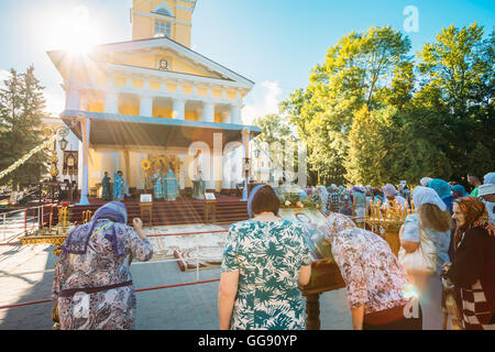 Gomel, Weißrussland. 10. August 2016. Die älteren orthodoxen Christen Frauen verehren die Ikone des Heiligen Märtyrers Pantaleon Panteleimon vor die Peter und Paul Kathedrale Veranda, wo die Liturgie neben Heiligen Reliquien durchführt Unterarm Knochen von St. Pantaleon Panteleimon, Arzt, Heiler, Christian Saint. Bildnachweis: Ryhor Bruyeu/Alamy Live-Nachrichten. Stockfoto