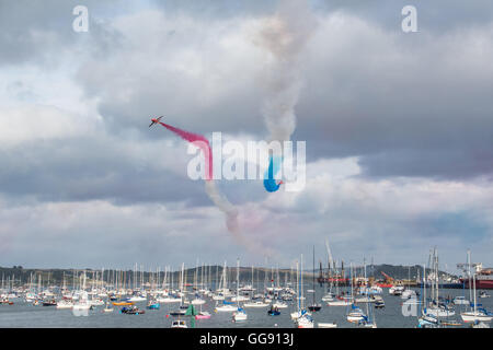 Flushing, Cornwall, UK. 10. August 2016. Die roten Pfeile führen vor einer gepackten Menge bei Falmouth Week. Stockfoto