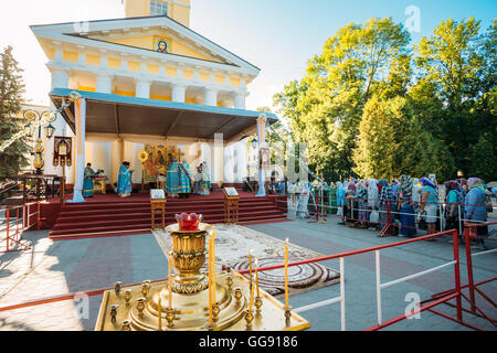 Gomel, Weißrussland. 10. August 2016. Gottesdienst, durchgeführt von Priestern in der Vorhalle der Peter und Paul Kathedrale gelegentlich geliefert aus Italien Reliquien, Unterarm-Knochen, von St. Pantaleon Panteleimon, Christian Saint, Märtyrer, Heiler, Arzt. Bildnachweis: Ryhor Bruyeu/Alamy Live-Nachrichten. Stockfoto