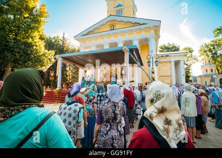 Gomel, Weißrussland. 10. August 2016. Die Rückansicht der Warteschlange der älteren Gemeindemitglieder Frauen, Peter und Paul Kathedrale, kamen, um Reliquien Unterarm Knochen von St. Pantaleon Panteleimon, Christian Saint, Märtyrer, Heiler, Arzt, brachte aus Italien das erste Mal seit 350 Jahren anzubeten. Bildnachweis: Ryhor Bruyeu/Alamy Live-Nachrichten. Stockfoto