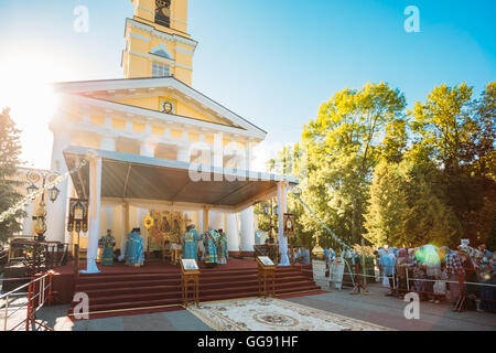 Gomel, Weißrussland. 10. August 2016. Die Liturgie von Priestern In Peter und Paul Kathedrale neben Heiligen Reliquien Unterarm Knochen von St. Pantaleon Panteleimon, Christian Saint, Märtyrer, Heiler, Arzt, brachte aus Italien das erste Mal seit 350 Jahren durchgeführt. Bildnachweis: Ryhor Bruyeu/Alamy Live-Nachrichten. Stockfoto