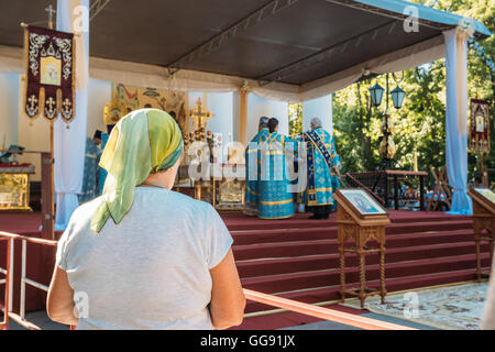 Gomel, Weißrussland. 10. August 2016. Rückansicht des Pfarrkind ältere Frau, die gerade des Gottesdienstes, durchgeführt von den Priestern In Peter und Paul Kathedrale gelegentlich geliefert aus Italien Reliquien, Unterarm-Knochen, von St. Pantaleon Panteleimon, Christian Saint, Märtyrer, Heiler, Arzt. Bildnachweis: Ryhor Bruyeu/Alamy Live-Nachrichten. Stockfoto