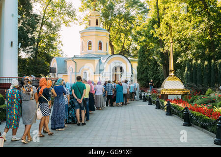 Gomel, Weißrussland. 10. August 2016. Die Rückansicht des Menschen warten In einer Schlange an Peter und Paul Kathedrale Gebiet, zu verehren heilige Reliquien Unterarm Knochen von St. Pantaleon Panteleimon, Christian Saint, Märtyrer, Heiler, Arzt, aus Italien gebracht. Bildnachweis: Ryhor Bruyeu/Alamy Live-Nachrichten. Stockfoto