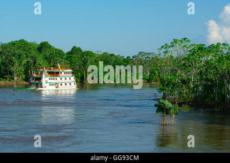 MANAUS, BR - ca. AUGUST 2011 - Boot auf dem Amazonas ca. August 2011 in Manaus. Stockfoto