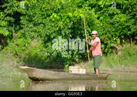 MANAUS, BR, ca. AUGUST 2011 - Mann auf einem Kanu auf dem Amazonas, ca. August 2012 bei Manaus, BR. Stockfoto