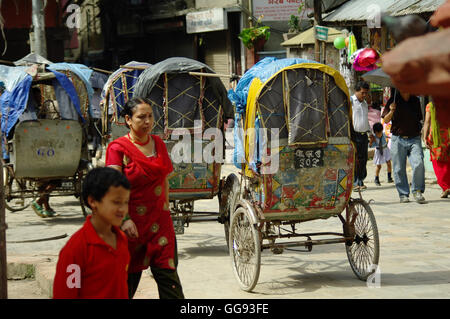 KATHMANDU, NP CIRCA AUGUST 2012 - Rikschas, typische Transport in Nepal ca. August 2012 in Kathmandu. Stockfoto