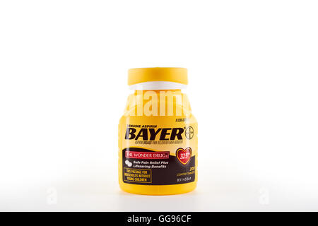 Aptos, CA, USA - 22. Juli 2016: Flasche von Bayer Aspirin-Tabletten (325 mg) vor weißem Hintergrund. Stockfoto