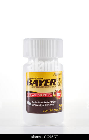 Aptos, CA, USA - 22. Juli 2016: Flasche von Bayer Aspirin-Tabletten (325 mg) vor weißem Hintergrund. Stockfoto