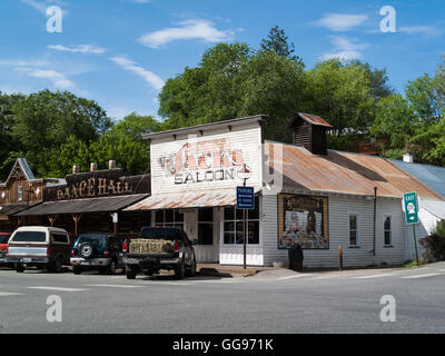 Straßenszene mit Blick auf Salon und Tanzsaal in Winthrop, Washington State, USA Stockfoto