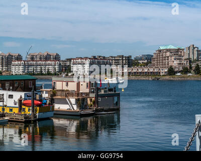 Bootshäuser am Fisherman Wharf Apartments Gebäude im Hintergrund Stockfoto