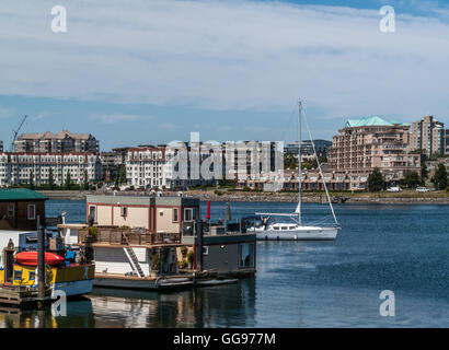 Bootshäuser am Fisherman Wharf mit Segelboot und Appartements Gebäude Stockfoto