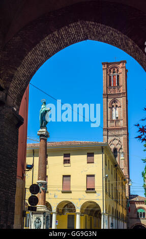 Bell Tower von San Francesco Basilic von Bologna, Blick vom Piazza Malpighi. Emilia-Romagna. Italien. Stockfoto