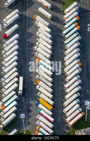 Antenne, LKW Parkplätze vor dem Logistikcenter Kaufland in der Nähe von Schulte-Gestänge, Fischgrät-Muster, Ruhe, Pause Stockfoto