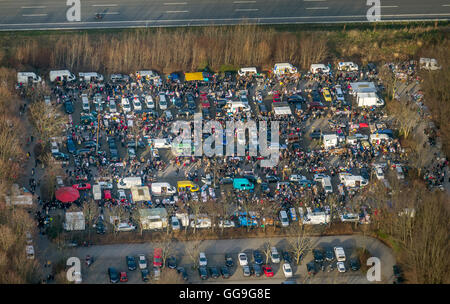 Luftaufnahme des Sonntags-Flohmarkt auf dem Parkplatz der Universität Dortmund, Stände, Gebrauchtmarkt, Straßenhändler, Stockfoto