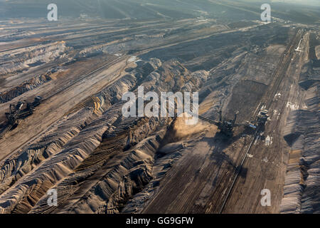 Luftaufnahme, Hambacher Tagebau Grube Braunkohle Hambach, Braunkohle, Böschungen, Braunkohle Raupenbagger, Niederzier, Elsdorf Stockfoto