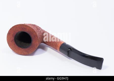 eine schöne Briar Rohr mit einem schwarzen Mundstück auf weißem Hintergrund Stockfoto