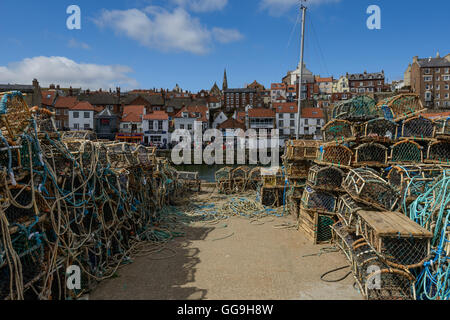 Stapel von Hummer und Krabben Töpfe trocknen in der Sonne in Whitby, einer Stadt am Meer an der Ostküste in North Yorkshire, England Stockfoto