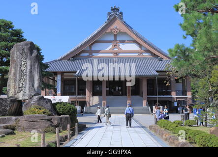 Menschen besichtigen Takayama Betsuin Tempel in Takayama Japan. Stockfoto