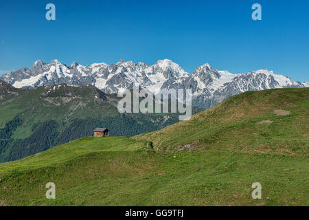 Panorama des Mt. Blanc-Massivs, einschließlich der Grandes Jorasses, Mont Blanc und Aguille d'Argentiere von Cabane Montfort gesehen Stockfoto