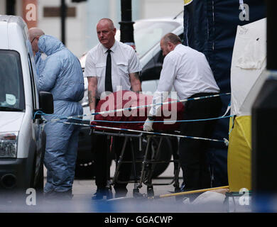 Ein Körper wird aus der Szene in Russell Square, London und nach einer Messerattacke entfernt, in dem eine Frau in ihren 60ern wurde getötet und fünf Menschen wurden verletzt. Ein 19 Jahre alter Mann wurde verhaftet. Stockfoto