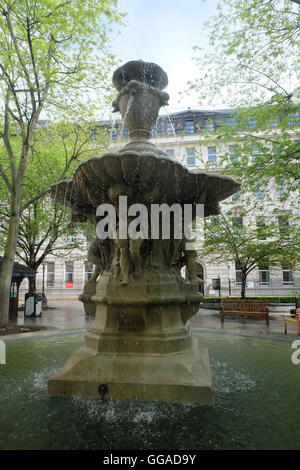 Der Brunnen in der Square, St Bartholomew's Hospital, London Stockfoto