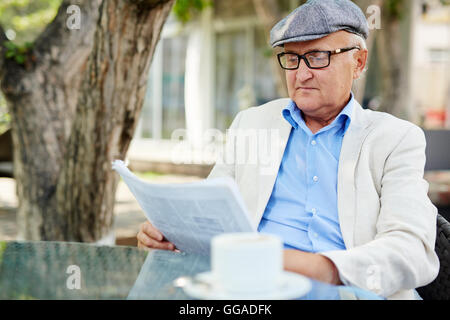 Zeitung lesen Stockfoto