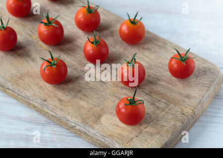 Frisches rohes Cherry-Tomaten auf einem Schneidebrett Stockfoto