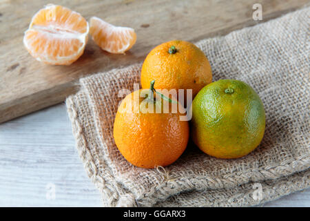 Fesh roh Clementine Früchte auf Jute-Stoff Stockfoto